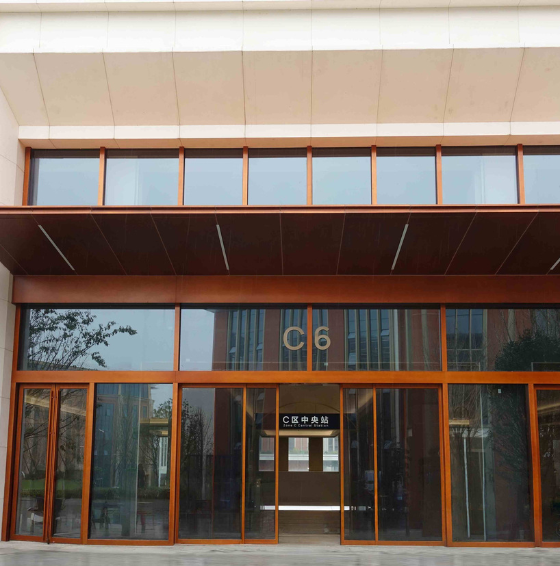 <h4>青浦华为练秋湖</h4><p>铜门</p>