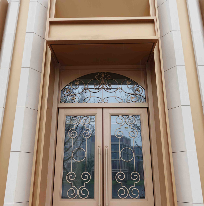 <h4>华为上海青浦练秋湖研发中心</h4><p>铜门</p>